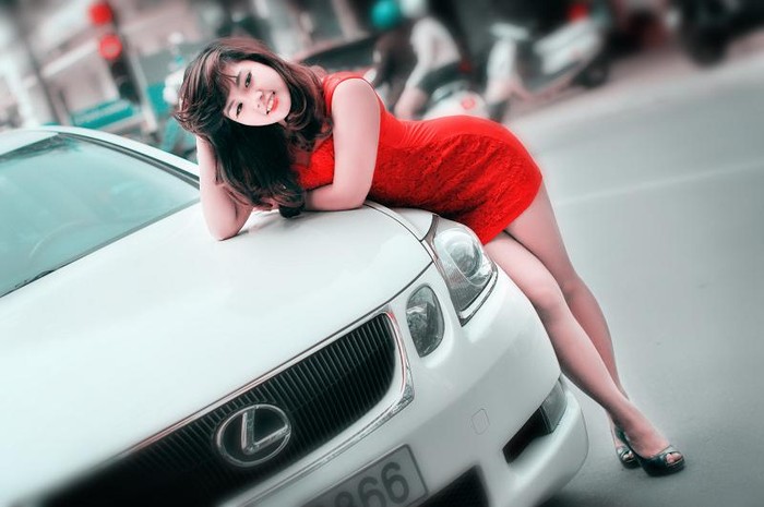 Hương Trà chụp ảnh cho cuộc thi Miss Autopro 2011, do một diễn đàn về ô tô xe máy tổ chức.